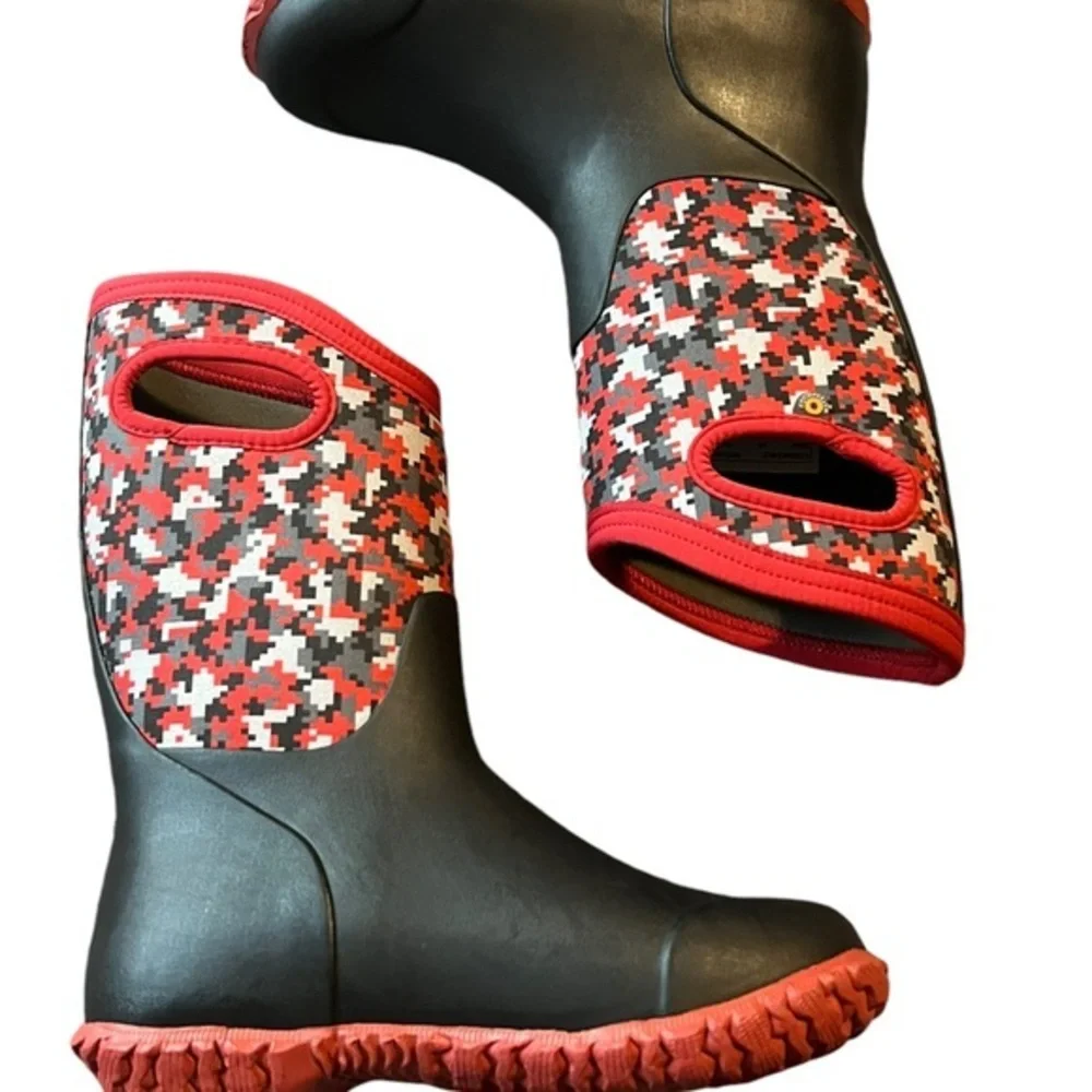 Bogs red and black boots NWOT Waterproof Size 4 youth